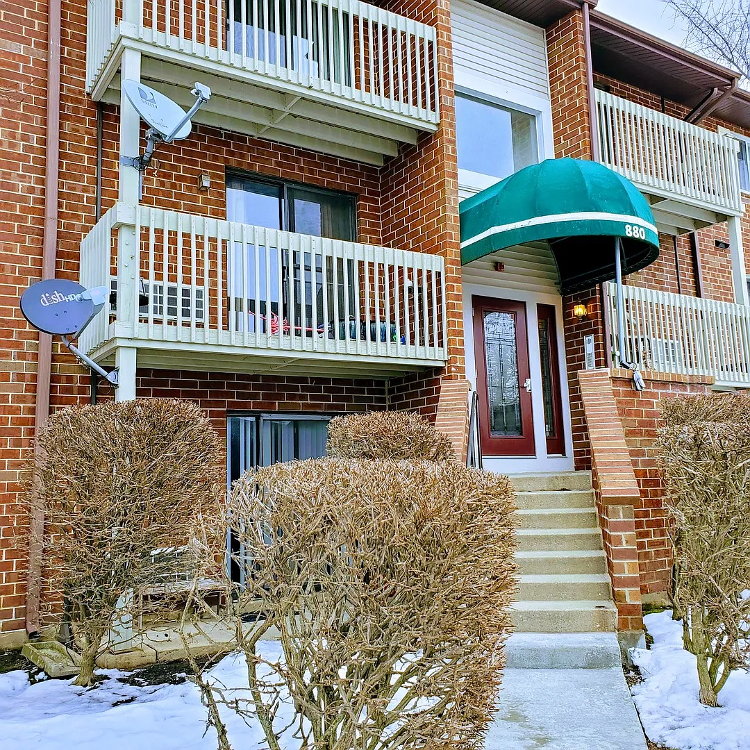 880 N Lakeside Dr APT 1B photo 1