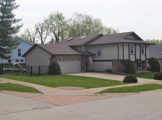 1236 Treetop Village Dr, Ballwin, MO 63021