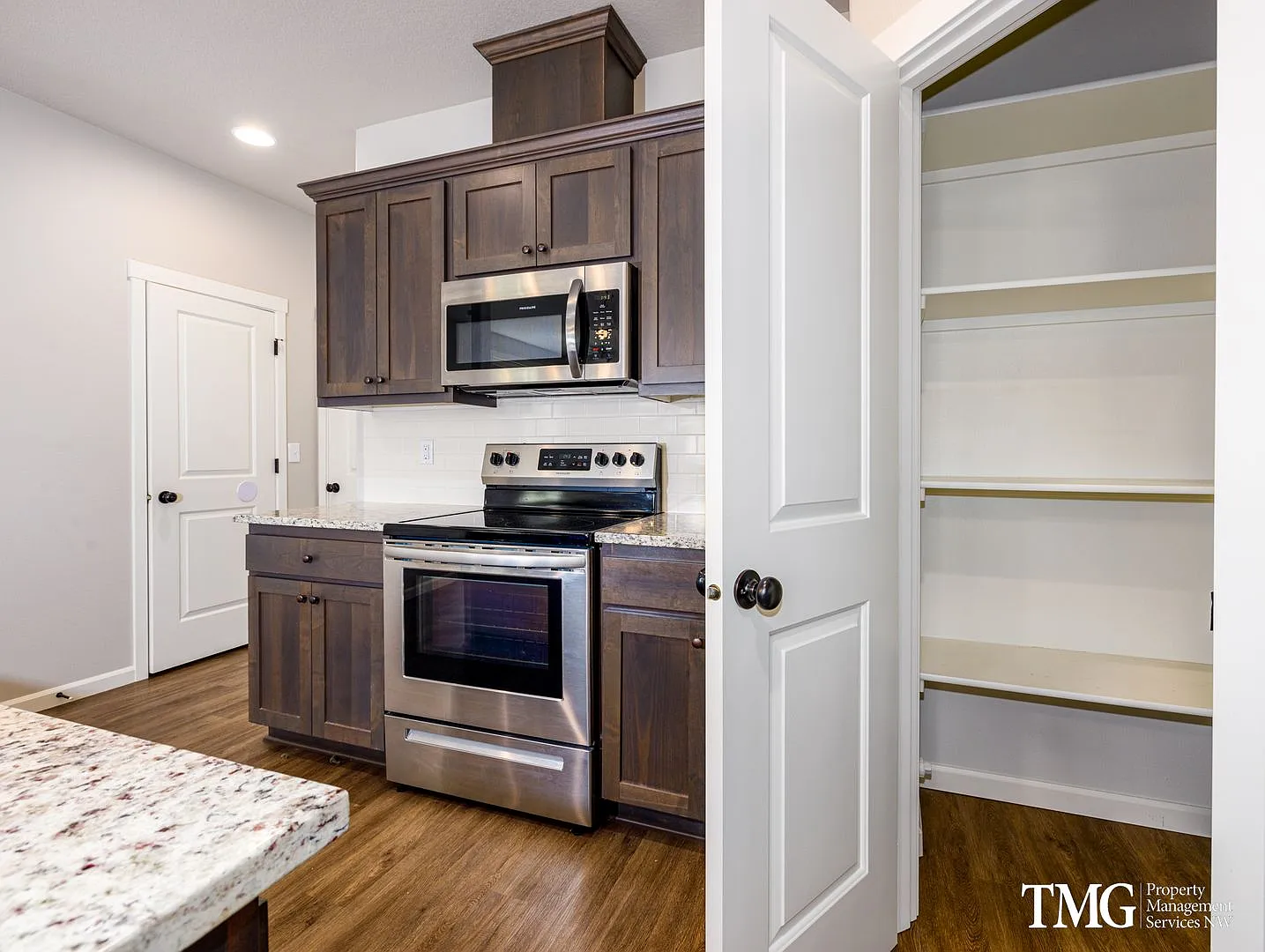 End-Unit Townhome - Modern Finishes, Air Conditioning, Garage! — Photo 4
