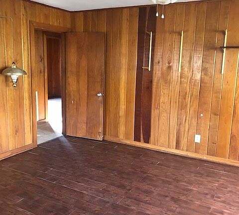 2nd image of 209 E Jordan St