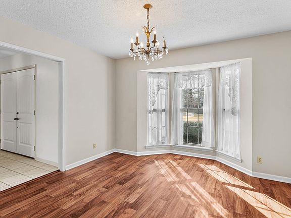 3rd image of 7 Horseshoe Dr