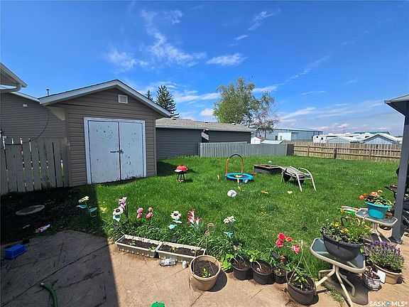 3rd image of 334 Moltke AVENUE