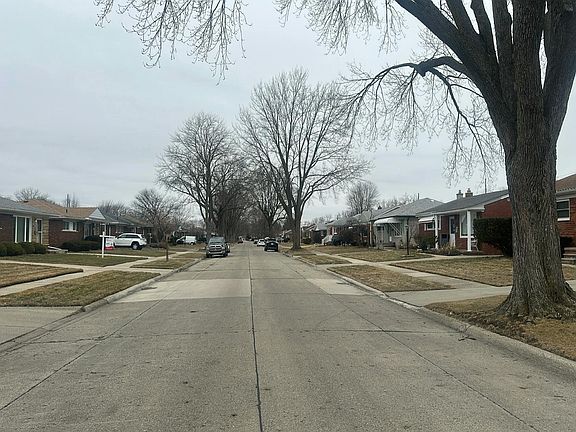 4th image of 24535 Willowby Ave