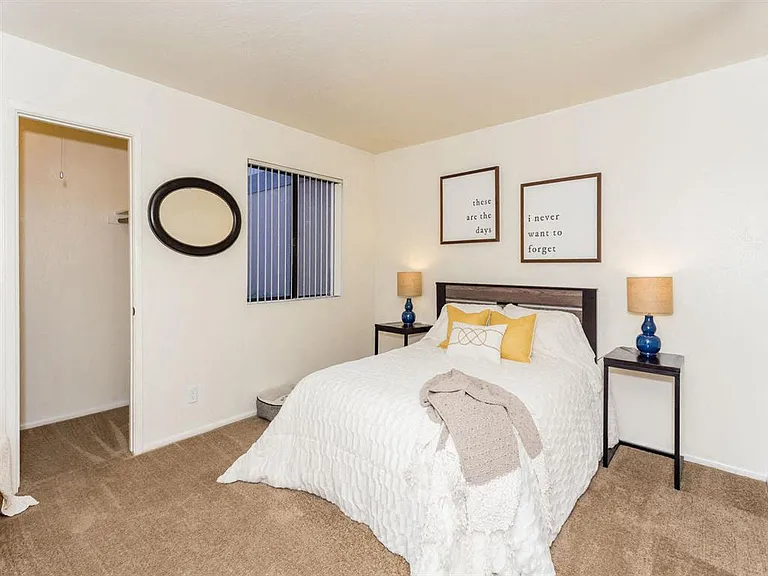 University Square Apartments — Photo 9