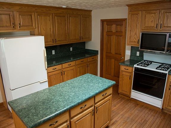 3rd image of 183 Empire Dr