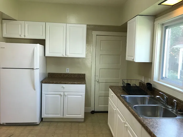 208 E Walnut St — Photo 3