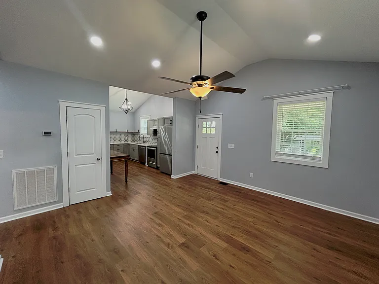 112 Hodgens Dr — Photo 7
