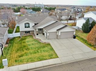 2209 4th St W, Dickinson, ND 58601