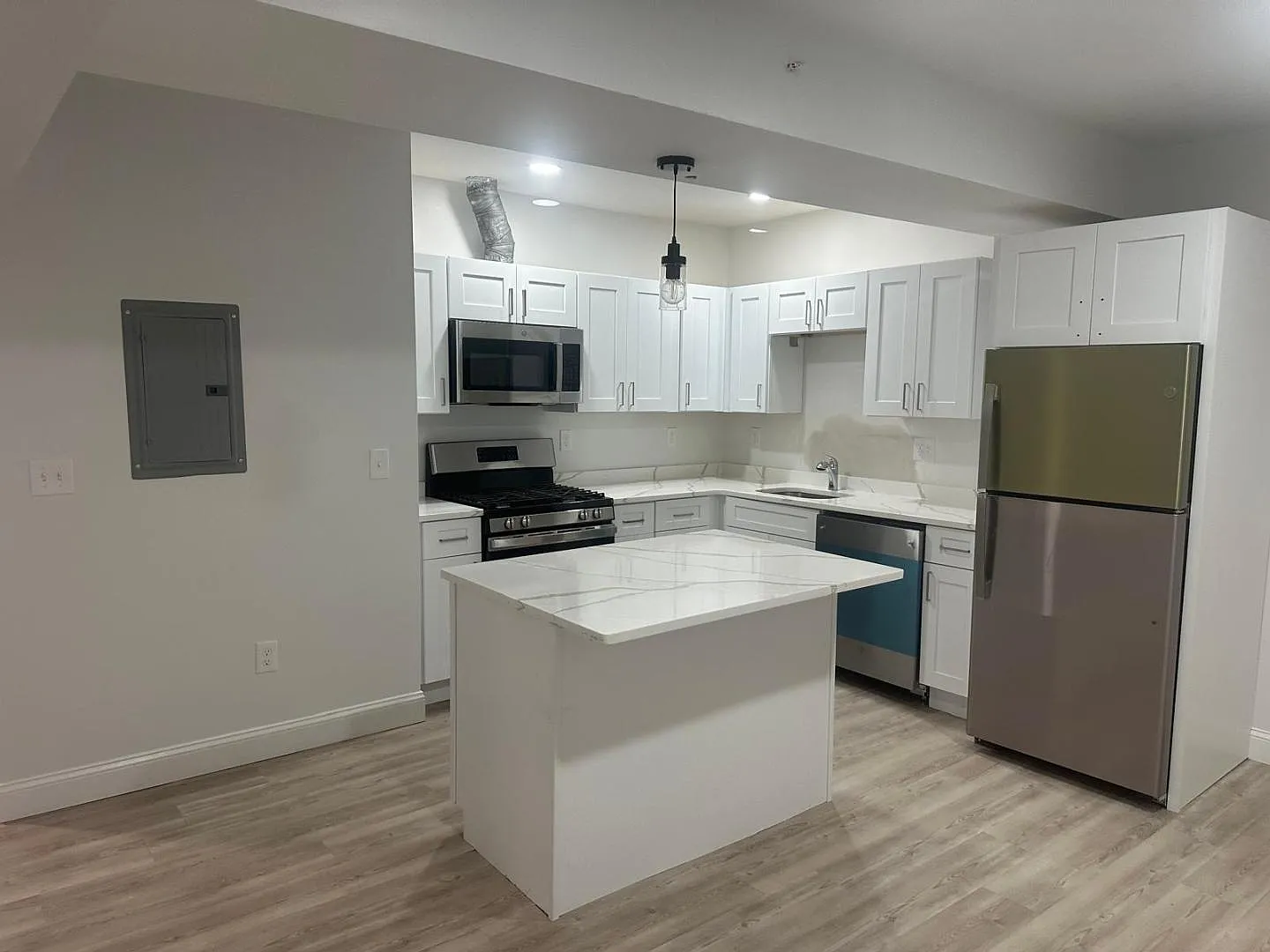 386 High St - 2 (First Floor, Basement Level) — Photo 2