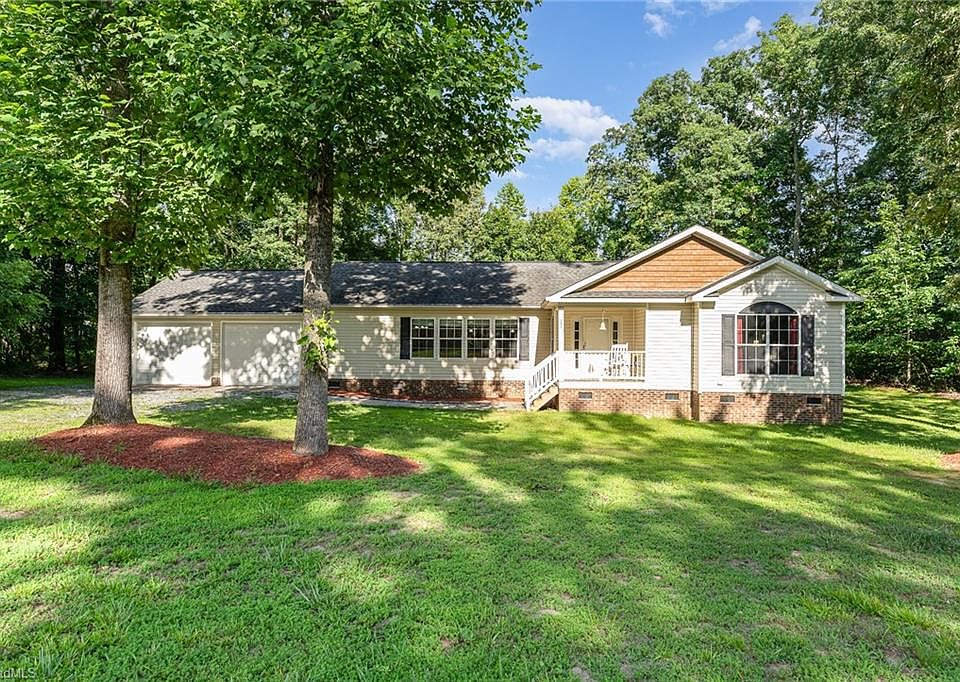 1st image of 305 Grand Oaks Dr
