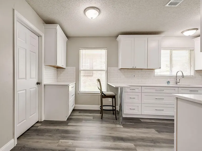 10717 Pineview Ln — Photo 9