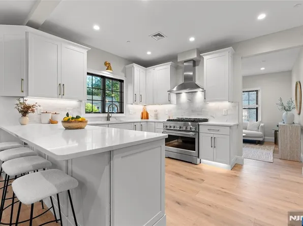 72 Lake Ave, Midland Park, NJ 07432