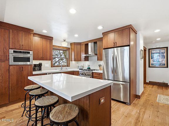 4th image of 136 Daly Ave