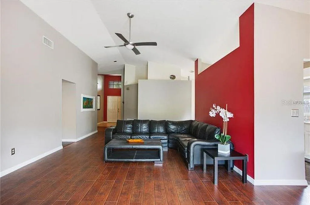 3 bed, 2.0 bath, 1695 sqft, $2,295 — Photo 3
