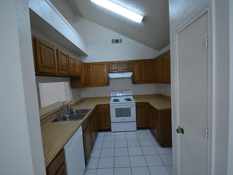 2508 Butterfield Dr — Photo 3