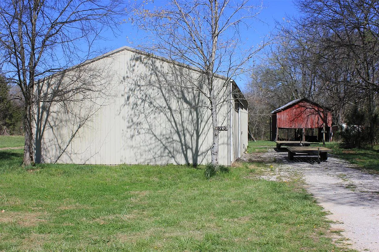 820 Edwards Rd photo 1
