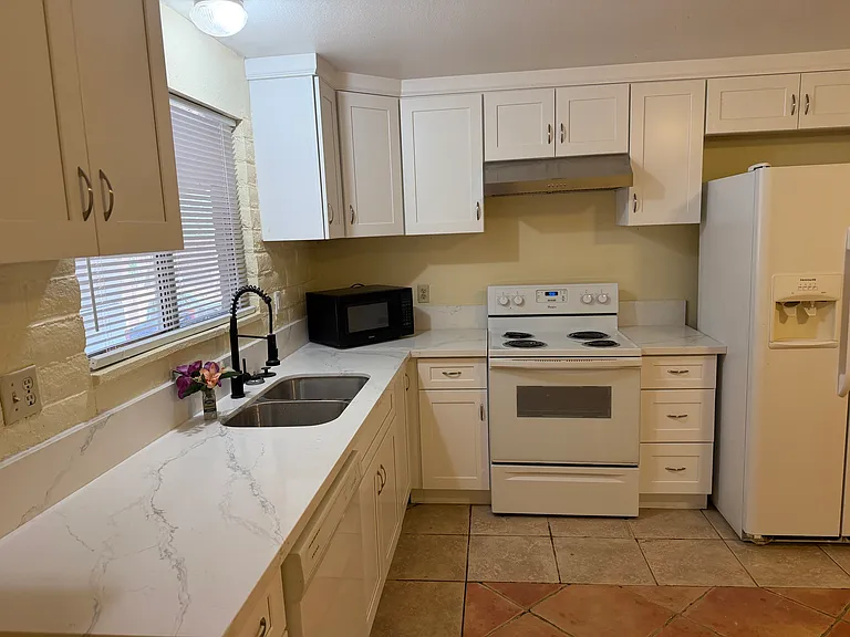2774 N Fair Oaks Ave — Photo 3