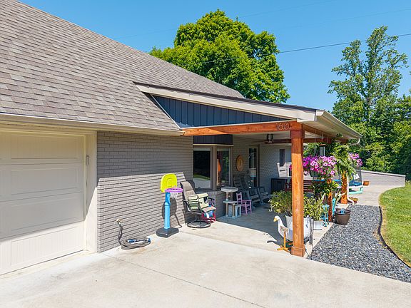 4th image of 160 W Meadow Dr
