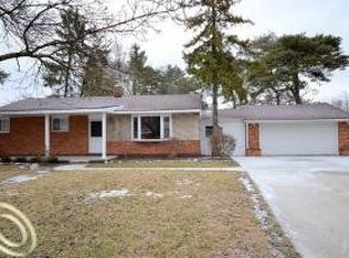 1250 Edgeorge St, Waterford, MI 48327