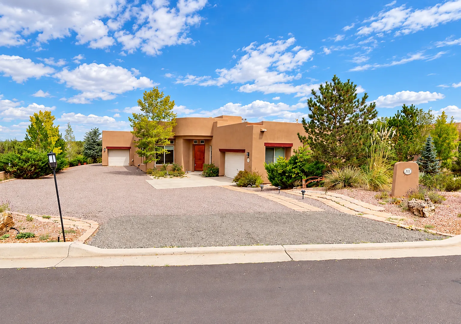 4 Beds 2 Baths Living Room Plus Den Patio Large Primary Windmill Ridge — Photo 1