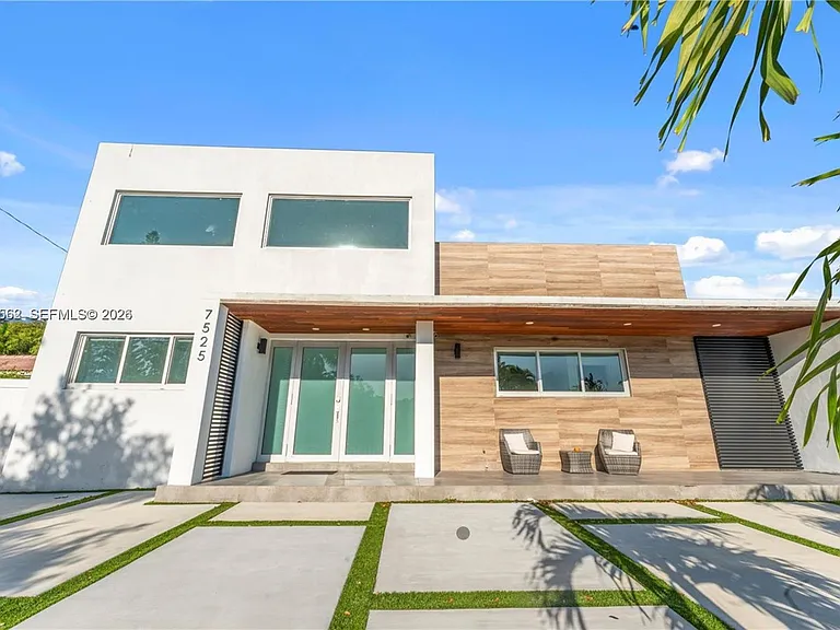7525 Buccaneer Ave — Photo 2