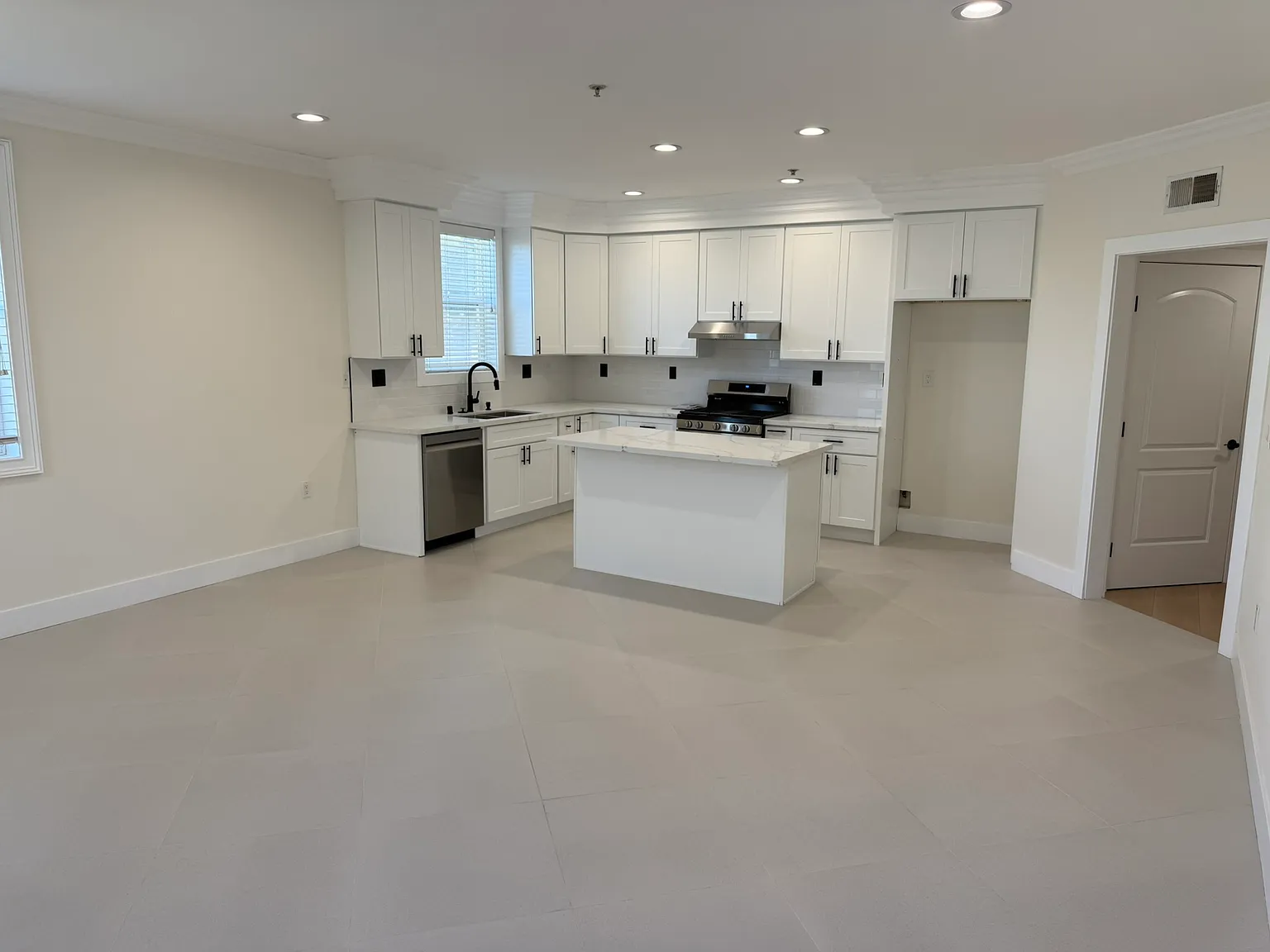 2 bed, 1200 sqft, $2,900 — Photo 2