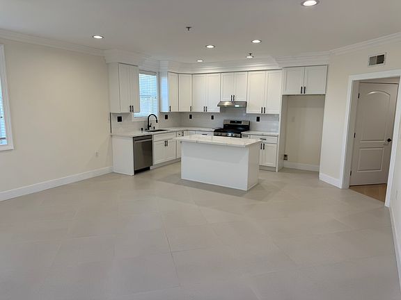 2nd image of 14255 Delano St APT 303