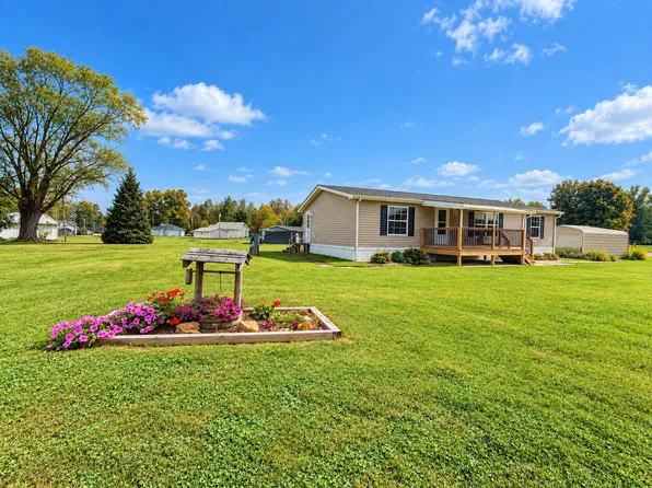 5920 Foxfire Dr, Zanesville, OH 43701