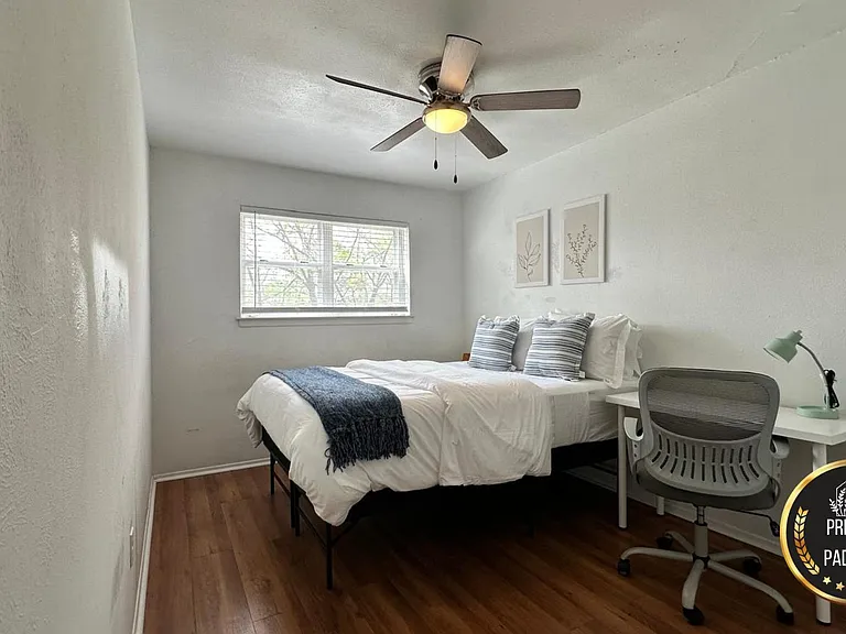 Relaxing bedroom space ideal for a peaceful stay.