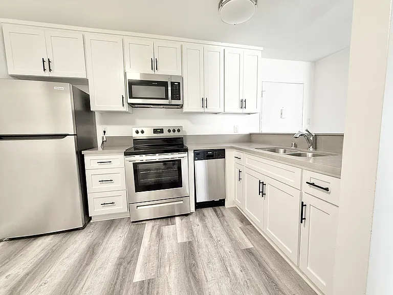 827 Gramercy — Photo 2