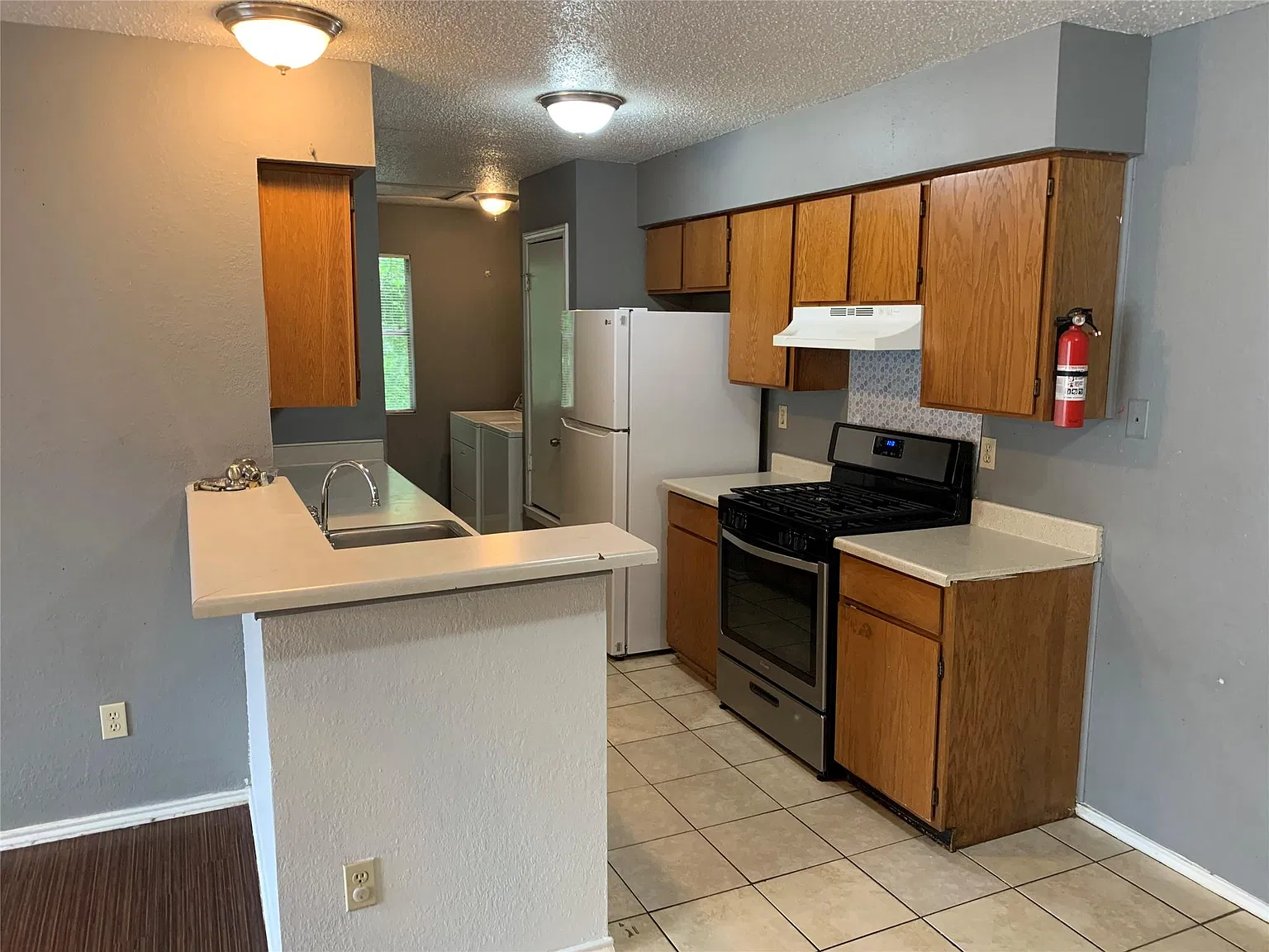 3 bed, 2.0 bath, 1914 sqft, $1,400 — Photo 2