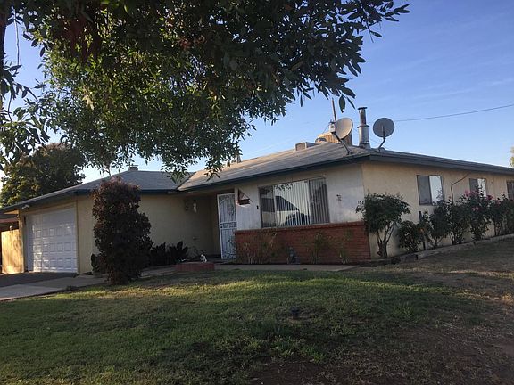 corner lot. Lawn and pest control maintenance provided by owner of property