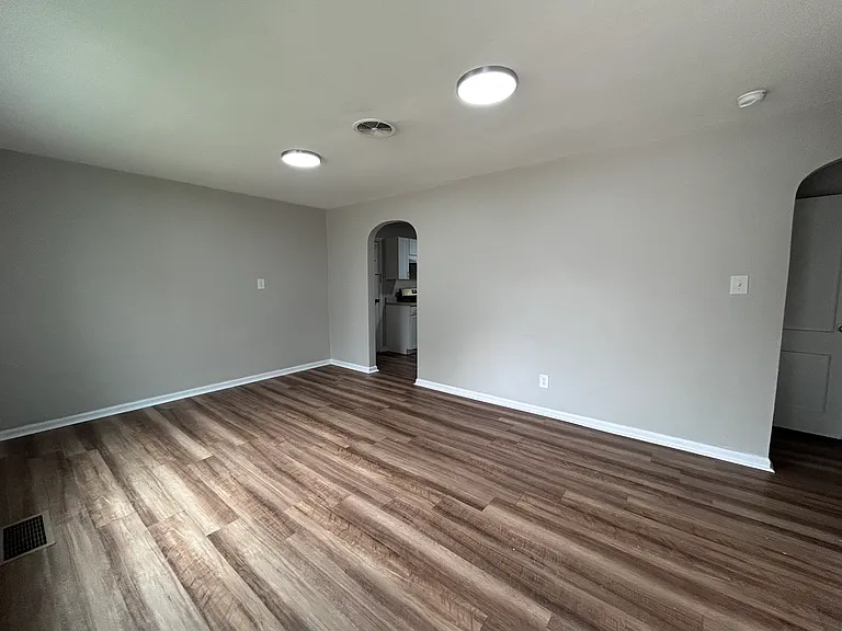 1122 Winton Ave — Photo 3