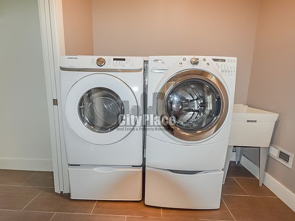 4th image of 1221 E New York St