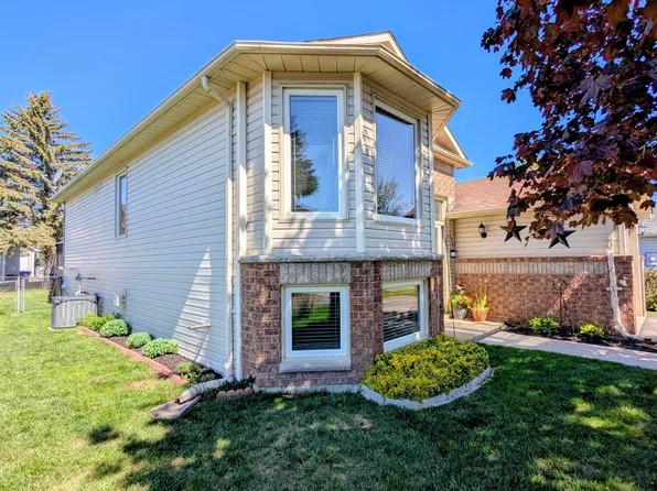 22 Donald Cres, Wasaga Beach, ON L9Z 1E1