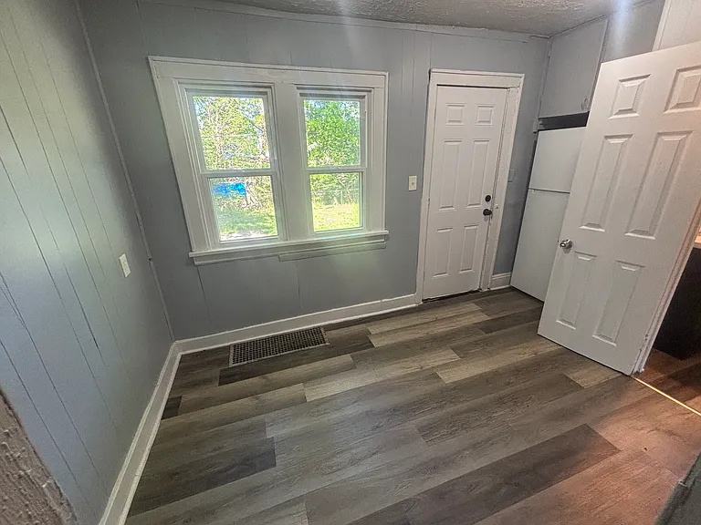 681 Moreley Ave — Photo 9