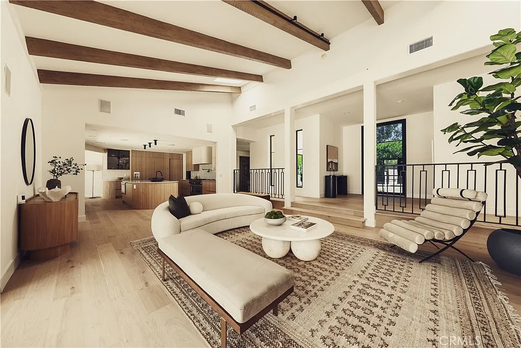 5 bed, 5.5 bath, 4800 sqft, $19,500 — Photo 3