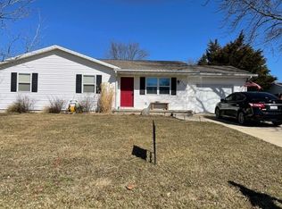 2112 Mallard Dr, Mahomet, IL 61853