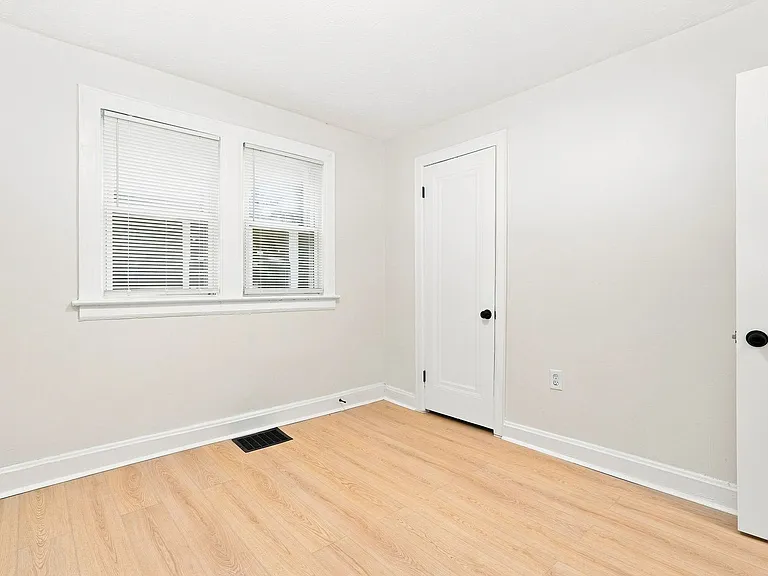 397 Catherine St — Photo 9