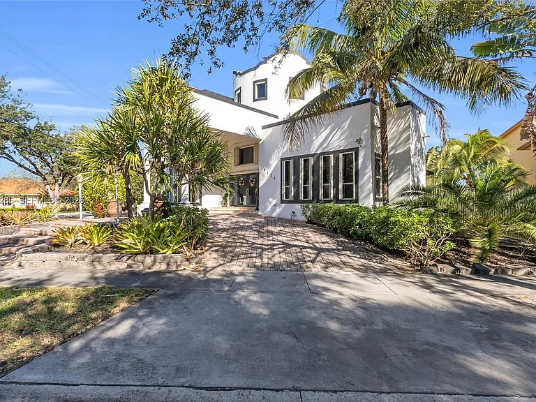 8135 NW 164th Ter — Photo 3