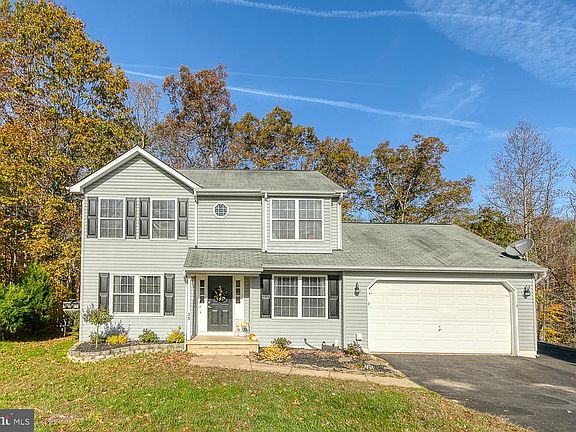 Bright and Airy Colonial on Cul De Sac!