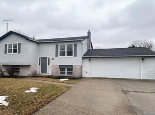 8644 Lillian Dr, Newport, MI 48166