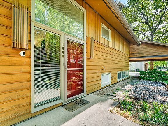 3rd image of 1000 E Oaks Manor Dr