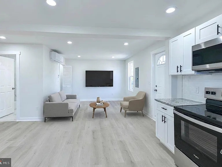2330 Bryant Ave #4 — Photo 8