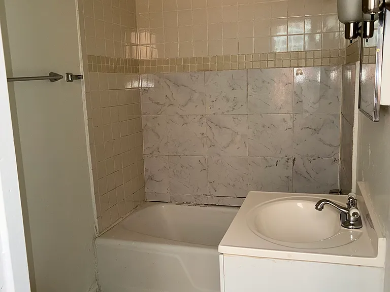 330 N 4th St #1 — Photo 6