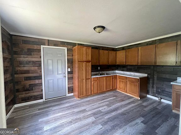 3rd image of 213 Poplar St