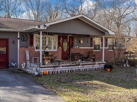 3rd image of 715 Robin Dr
