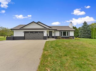 W310S2748 Wild Rose Ln, Waukesha, WI 53188
