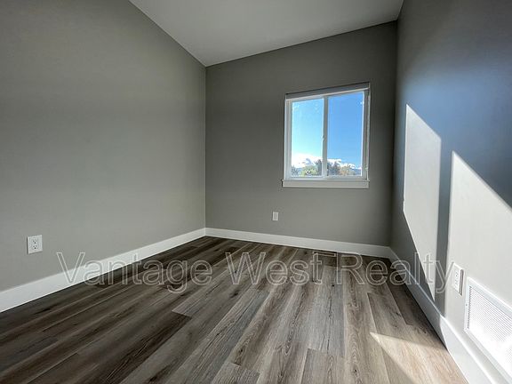 5th image of 754 Coopland Cres #2