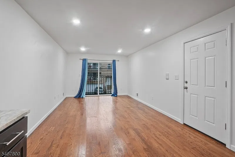 3 bed, 2.0 bath, $3,000 — Photo 4